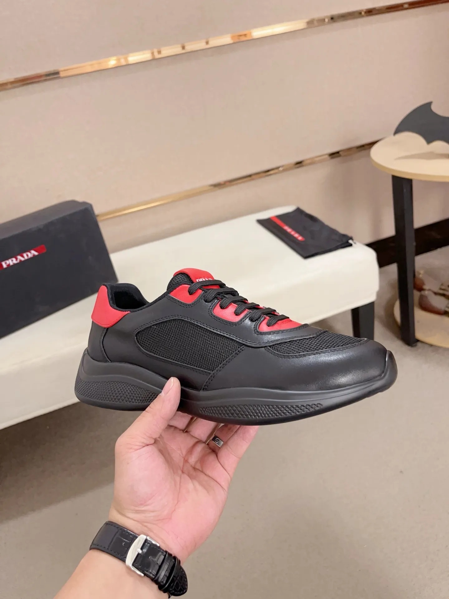 Men's shoes 💰 720💰 ✔️✔️✔️Top high version. High-quality new PRADA (Prada) counters are launched at the same time. The new men's shoes and 😘 fabrics are made of high-tech glue-making technology. Lining: Full cowhide lining. 👍🏿High-end☄️Open-molded non-slip rubber outsole, exquisite lines, simple and elegant, comfortable and high-end for leisure travel. Code number: 39 to 44 (can be customized 45-46-47, non-returnable)